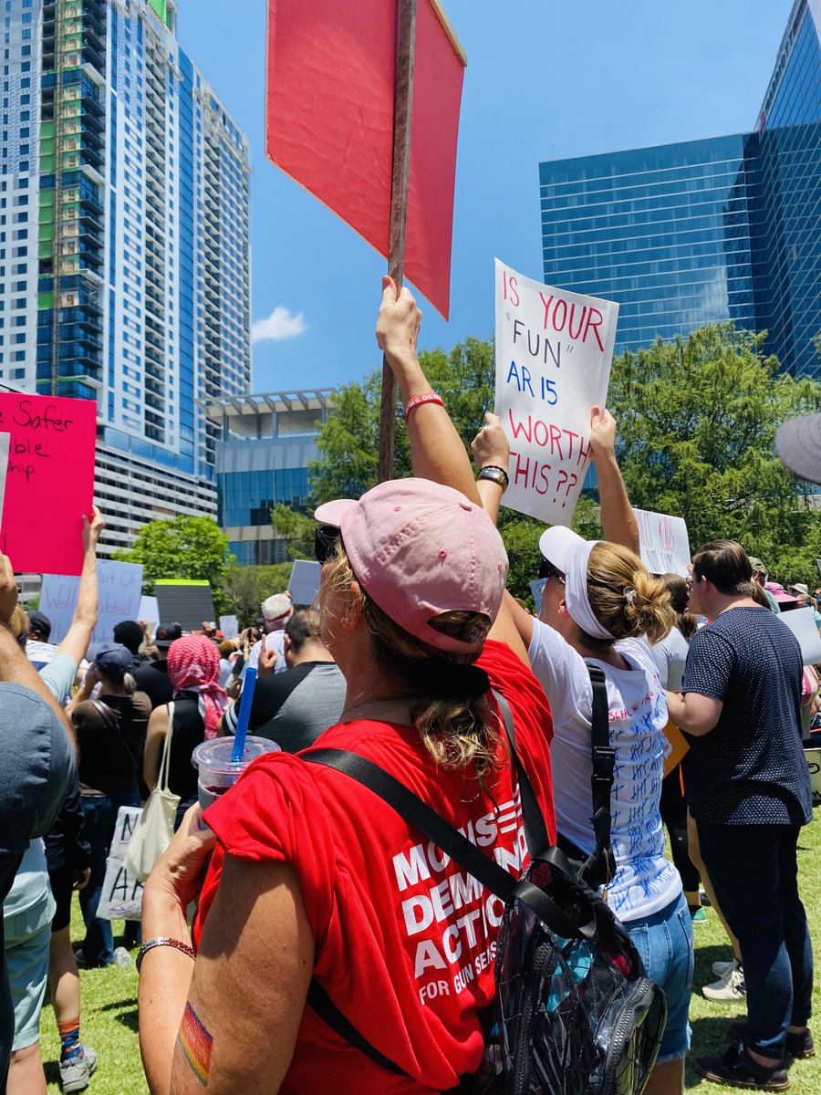 shannonrwatts's tweet image. Texas @momsdemand volunteers and partners are outside the @nra annual meeting and gun show now in Houston to protest the deadly agenda that's killing people in America, including Harris County Judge Lina Hidalgo. #NRAprotest