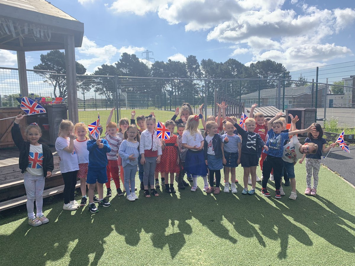 MissHenryMA's tweet photo. Quote of the day “this is the best day ever!!!!” 🫅🇬🇧 👑 Happy half term RMH! ♥️@ManorsidePoole https://t.co/L5sXz4EGCq