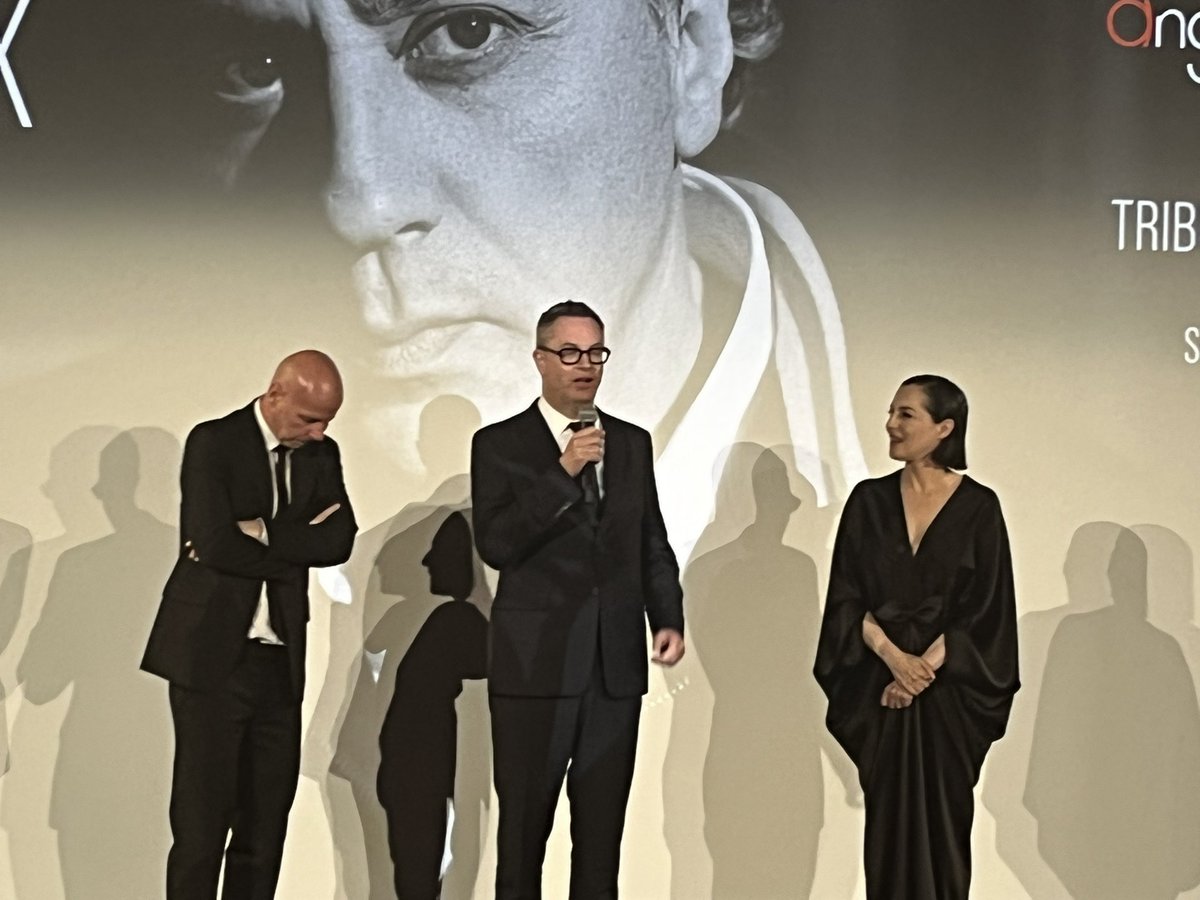Sur scène, @NicolasWR, Philippe Parreno et Amira Casar pour remettre son prix à #DariusKhondji au #PierreAngenieuxTribute. Moment d’émotion quand chacun raconte sa rencontre avec Darius qui, en plus d’être un inventeur de lumière, est un homme délicieux 
#Cannes2022