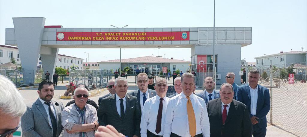 M_Sarigul's tweet photo. Bugün de Bandırma Cezaevi önünden seslendim:
Gelin hep birlikte bir af çıkaralım. Adı da “Toplumsal Barış Affı” olsun.
Affet Türkiye! https://t.co/y6uHj7lPDC