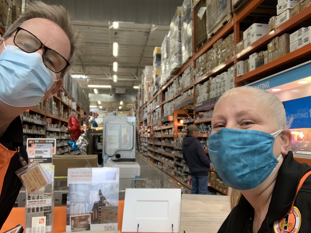 CmonteiroThd's tweet photo. DC, David Goerss, and store greeter, Sonny teaming up at store #0657 to help each other out with greeting customers and generating leads. #teamworkmakesthedreamwork ⁦@THDjulia⁩ ⁦@CarrieDSMD30⁩ https://t.co/DTJ1LglMyH