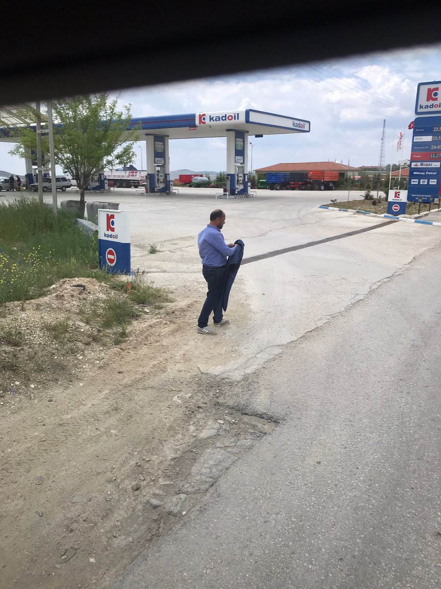 Bu şahıs bugün Ankara’nın Haymana ilçesinde minibüste üniversite öğrencisi bir kadına cinsel tacizde bulunmuş ardından şoför ve diğer yolcular sayesinde kaçmıştır. Şoförün ‘Ne olacak sanki’ söylemiyle tüm öğrenciler aracı terketmiştir!
Yayalım arkadaşlar cezasız kalmasın!