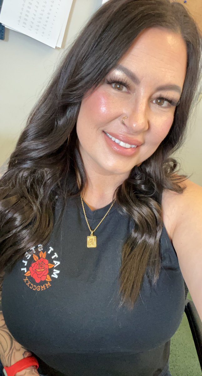 SaraBeTweetin's tweet photo. Rocking @MattStellMusic swagg for tonight’s show! #LEGGGOOO #MATTSTELL #BRETTYOUNG #COUNTRY #BUSCHBEER https://t.co/fQ1fk0DFa9