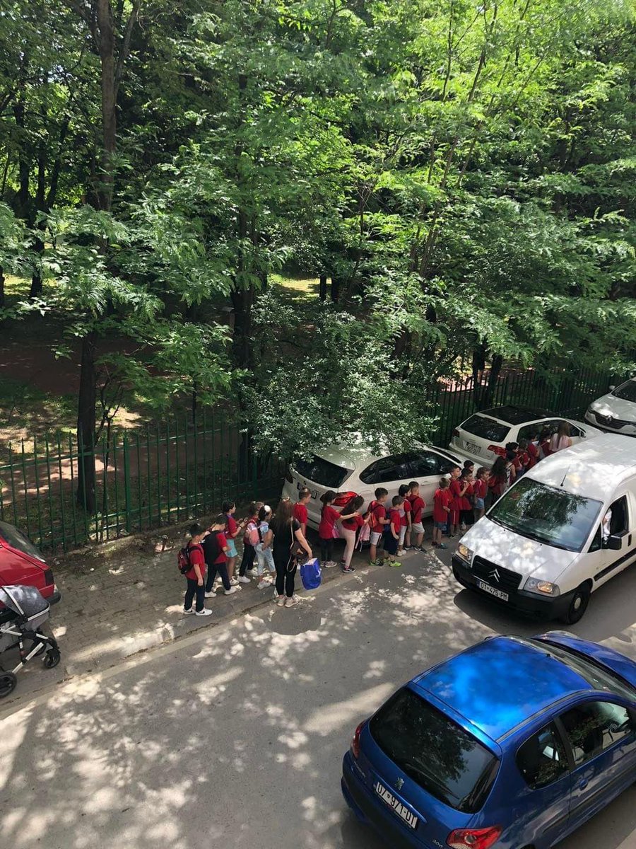 albanzogaj's tweet photo. Pamje totalisht e papranueshme! Do ta rrisim numrin e inspektorëve në Prishtinë, që të mos lejojmë situata të tilla. Trotuaret do t'i kthejmë për qytetarët. Kjo do të ndodh' shpejtë! https://t.co/Axst7PeSIu