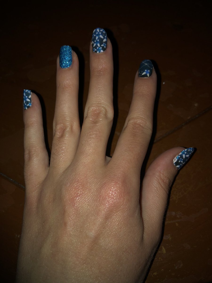 MegsDreamDesign's tweet photo. “Hey! Listen!”
Finally wear this beautiful Navi nail wraps from @espionagebeauty collection 
#navithefairy #navi #fairy #espionagecosmetics #nailwraps #nerdmanicure #LegendofZelda https://t.co/FmfWMM6Ngy