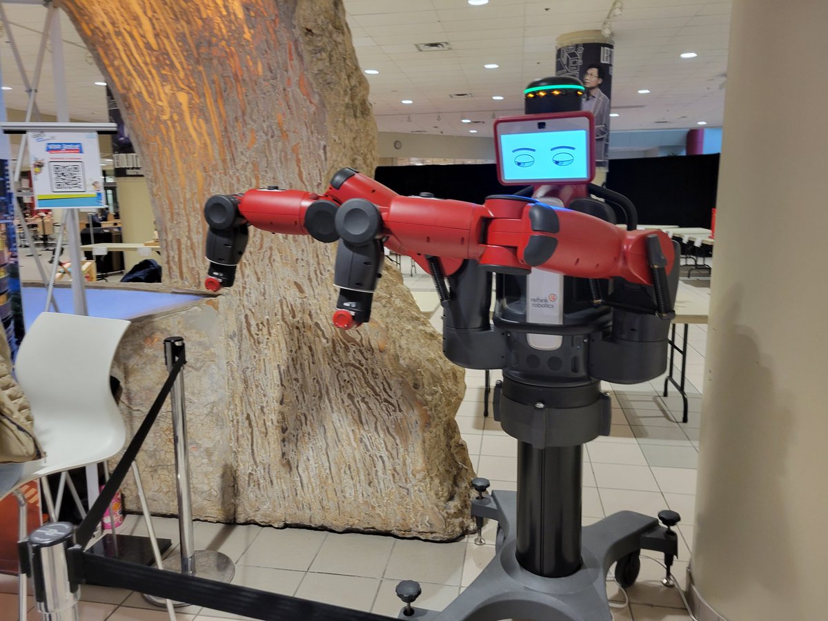 Renee_Khargie's tweet photo. Les 3 équipes de @TorontoOuest visitent l'École de technologie supérieure entre leurs essais de prototypes pour le Défi Génie Inventif (DGI). https://t.co/RbNn0DTVcW
