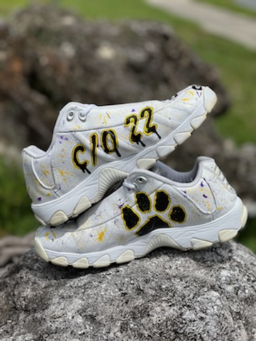 Marion42183251's tweet photo. I'm the Client this time. My Daughter Music Artist & #shoecustomizer aka "Its Chelaa" customized my attire in honor of her High School Graduation. I'm a #widower
and proud #singledad. ππΎto all #singleparents C/O 22. #singledad #singleparent #Classof2022 https://t.co/PwlWj8h0H2