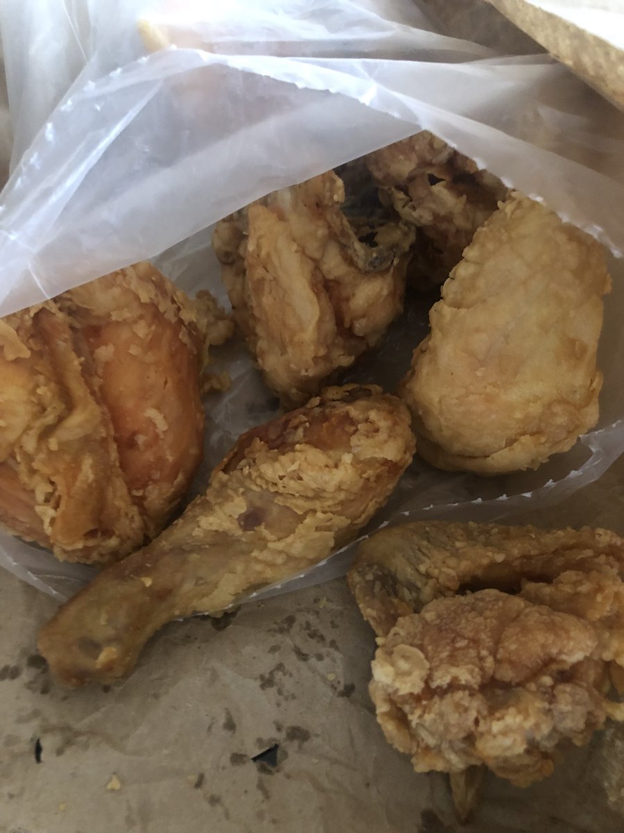 jaimayraj's tweet photo. Pollito frito para la comida y Para la cena taquitos de tripa y suadero. #ComoSufro https://t.co/Cs5KXG0Fkc