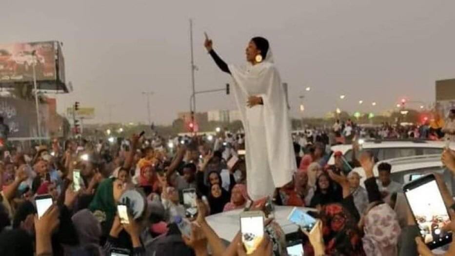 Sudan'da Şeriat Yıkılıp Laikliğe Geçildi

Sudan'da Devrimi Kadınlar Başlattı.
"Kadının Yeri Evidir" Yerine "Kadının Yeri Devrimdir" "Thowra!" Diye Haykıran 24 Yaşındaki Üniversite Öğrencisi Alaa SALAH, Devrimin Önderi Oldu.
