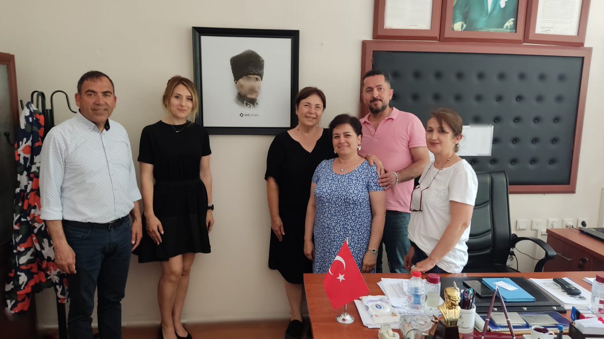 "Atatürk Çocukları" adlı gösterimizi sosyal medya üzerinden izleyerek bizlere teşekkür etmek için Atatürk tablosu gönderen Ege Seramik Yönetim Kurulu Başkanı Murat Polat Beyefendiye bu nazik davranışından dolayı teşekkür ediyoruz.<a href="/bucamilliegitim/">Bᴜᴄᴀ İʟᴄ̧ᴇ Mɪʟʟɪ Eɢ̆ɪᴛɪᴍ</a> <a href="/izmir_ilmem/">İzmir İl Milli Eğitim Müdürlüğü</a>