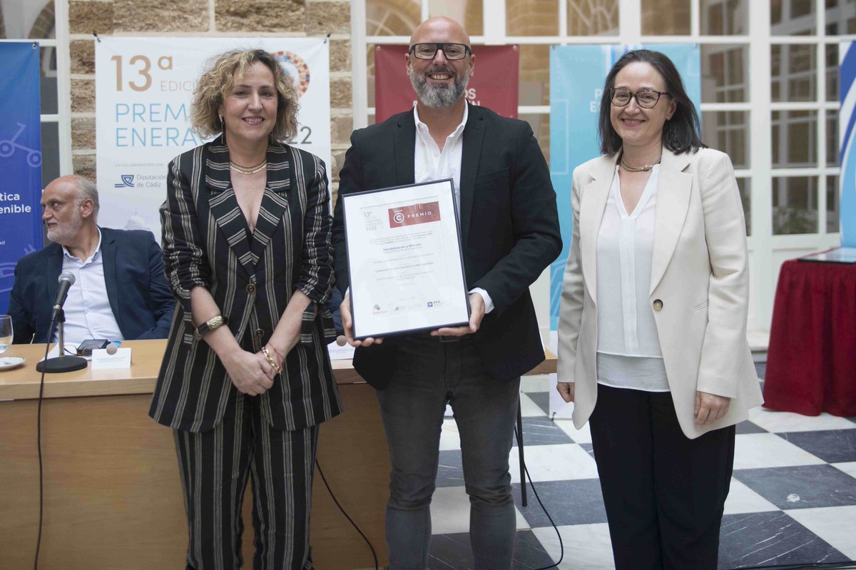 Encantada de haber conocido a Carlos Sánchez Cerveró y, por supuesto, de haberle entregado el premio. 👏Felicitaciones a todo el equipo de @vlcclimaenergia. También a <a href="/GVAivace/">IVACE+i</a> por el aval de la candidatura.