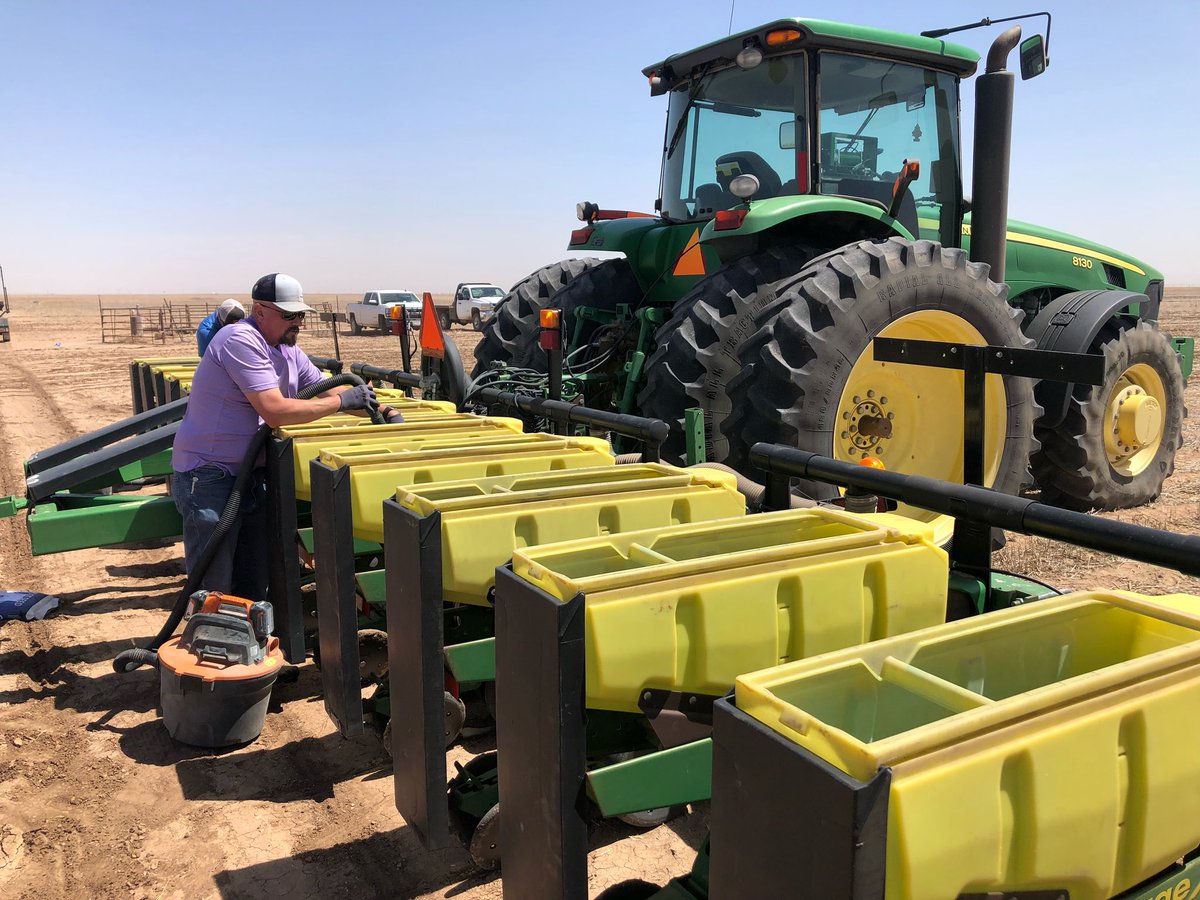 SeedNEWS4You's tweet photo. π Umbarger, TX and Shenck Farms! Thanks for putting our guys (Roger Gist & Justin Brown) to work on the plot ππͺπ½ #getPERFORMANCE https://t.co/6GdNKQfO6q
