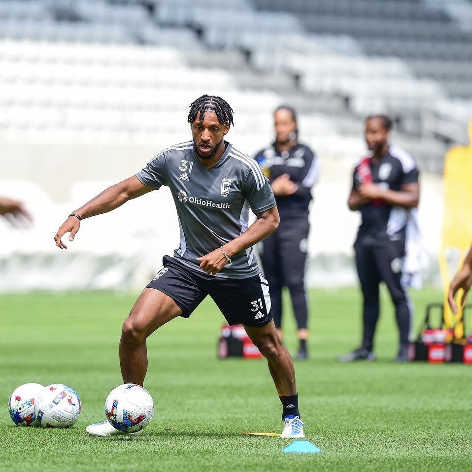 S_MoreiraOff's tweet photo. Getting ready for tomorrow ⚔️💛#SM31 #Crew96 https://t.co/cWL46dMinF