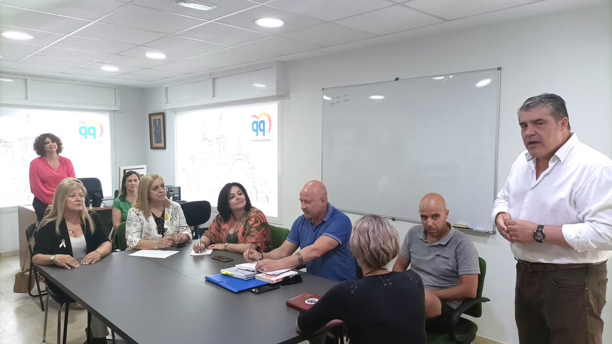 PPdeSevilla's tweet photo. 📍 Terminamos la jornada con la presidenta provincial @Virginiaperez11 en @CastillejaCerca
📝 Nos reunimos con las asociaciones #CorazonesConBata, @AAPSP2018 y @ContraCancerEs en Castilleja de la Cuesta para conocer sus necesidades en la provincia https://t.co/hKwWv3Onfz