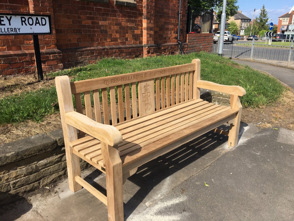 willerbycouncil's tweet photo. 🇬🇧 Our #PlatinumJubilee Bench has arrived in Willerby Square! The Parish Council wanted to commemorate this special occasion by providing a centrally located, lasting asset which will benefit the area and its residents for many years to come ❤️Thank you also to @LandKWarcup 🇬🇧 https://t.co/S8PtU6OOx1