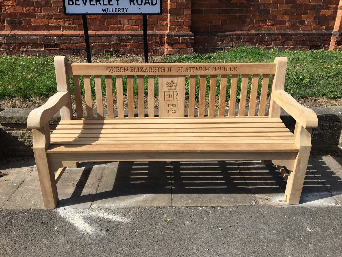 willerbycouncil's tweet photo. 🇬🇧 Our #PlatinumJubilee Bench has arrived in Willerby Square! The Parish Council wanted to commemorate this special occasion by providing a centrally located, lasting asset which will benefit the area and its residents for many years to come ❤️Thank you also to @LandKWarcup 🇬🇧 https://t.co/S8PtU6OOx1