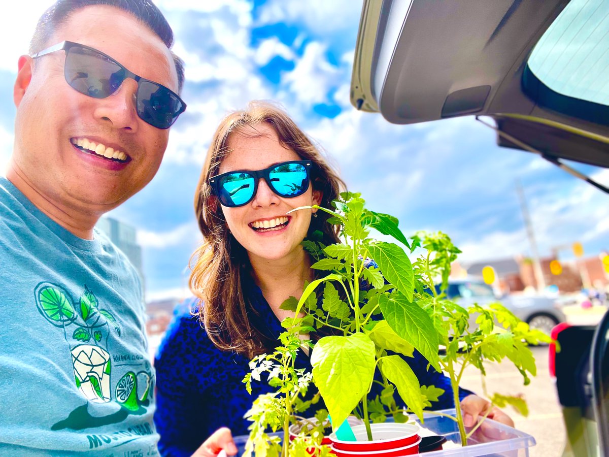 rb33canada's tweet photo. Hanging out w/ probably my most fave #OccupationalTherapist (although I💙 All OTs), dear friend @ShannonCoffey_1 who works w/ those living w/ #dementia &amp; their caregivers

Dropping off some of my tomato &amp; pepper seedlings 🌱 for her to adopt in new home backyards😁
#breakingbread https://t.co/6iKerTvbqP