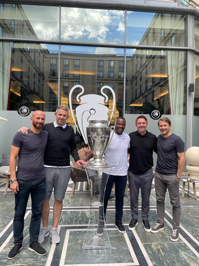 garethfarrelly1's tweet photo. The calm before the storm!

Great to catch up with friends @dimiPap11 @jonsarno Robbie and @GaizkaMendieta6 

@MipAlumni @Player4PlayerFC @UEFA 

To the victor the spoils👏🏻🙏⚽️🏆

#ECL #LIVRMA https://t.co/itnMDt4b4z