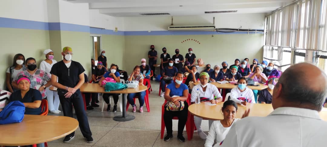 HospiRazettiBna's tweet photo. #ProfesionalDeEnfermeria siguiendo orientaciones del Gob @luismarcanos nuestro director Dr Óscar Navas se reunió con Enfermera y Enfermeros de #UCS #Iutepal para ingreso de nuevos cargos a desempeñarse en #HULRBna y atender a los Usuarios y las usuarias https://t.co/tNz7Lk0pDF