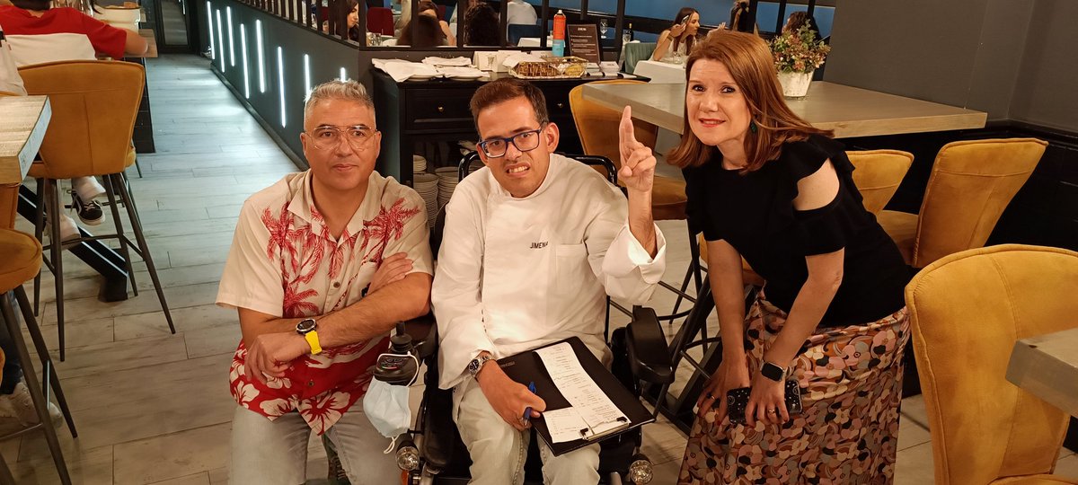 Restaurante JIMENA en Albacete. Con el recepcionista. 👏👏 para la dirección.