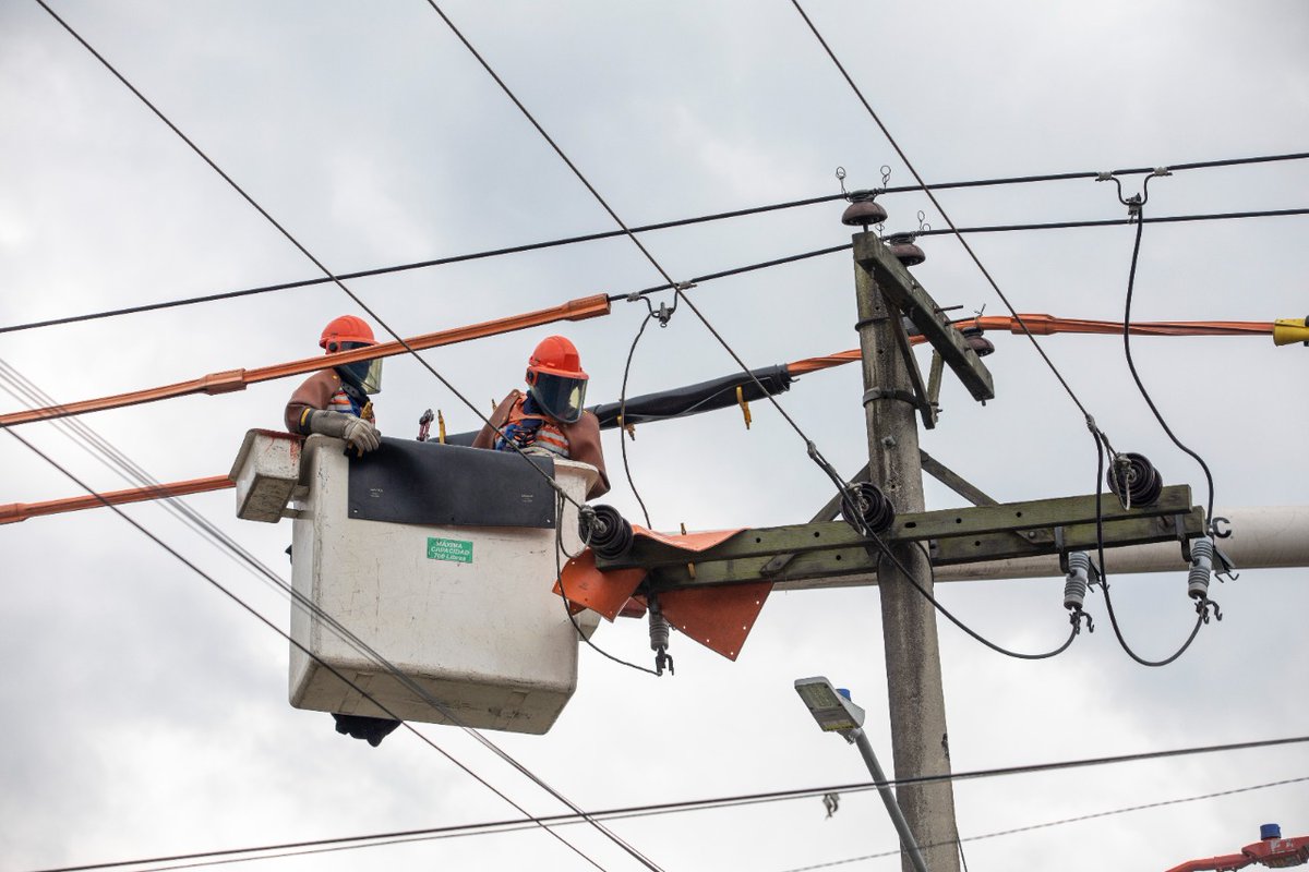 EnelColombia's tweet photo. #AquíEstamosChía
 
Mejorar la calidad del servicio es nuestro compromiso. Para esto, en el mes de abril realizamos dos importantes intervenciones en el circuito Fonquetá que alimenta la Vereda Fagua y sus zonas aledañas, beneficiando a más de 2.000 clientes. https://t.co/rpHUeohDXT