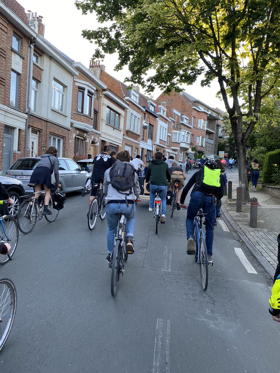 snowphd's tweet photo. La Masse pousse le #soundsysteme 🎶 rue Gatti de Gamond #ridetogether @CritMassBrussel https://t.co/YBdvohQ5I4