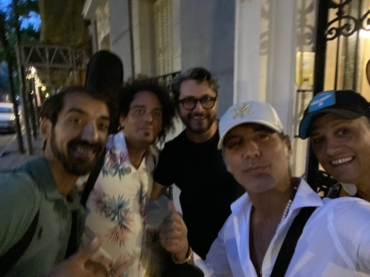 Familia me voy a tomar una copita, es agotador aguantar todos los días a tantos, tontos, tontas y tontes!!! 😅
Buenas noches y disfrutar familia. 
Gracias por estar siempre ahí, sois los mejores 🙌🏽
#FelizViernes