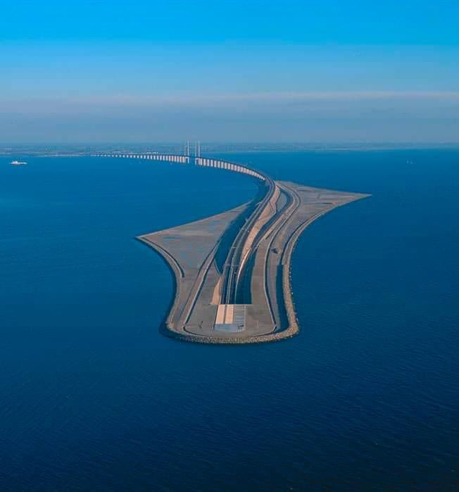 El puente que viene desde Suecia se convierte en un túnel debajo del mar y reaparece en Dinamarca; ambos países unidos por esta obra maravillosa de la Ingeniería.