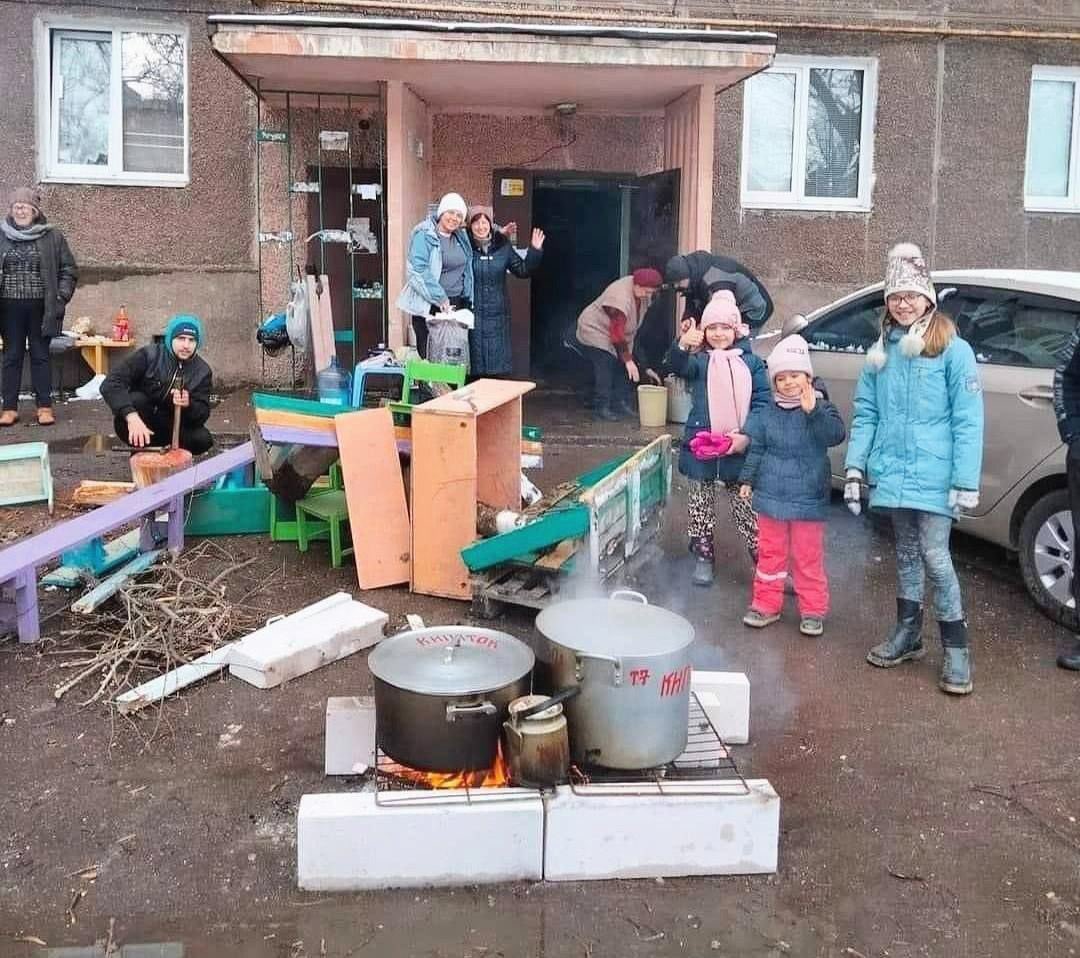 lesiavasylenko's tweet photo. This photo was taken in March. These three kids in #Mariupol were killed by #Russia soldiers and buried in the yard of a kindergarten https://t.co/uFbZRHDYRQ