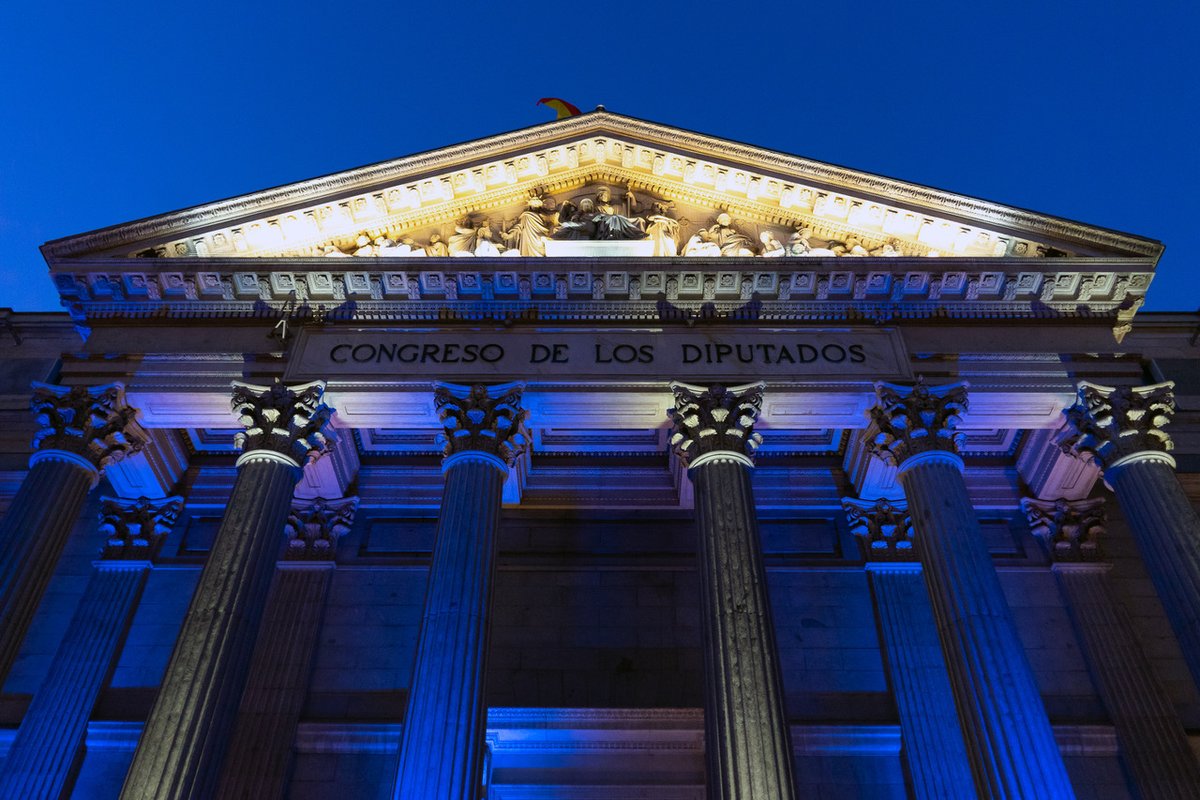 Congreso_Es's tweet photo. Esta noche la fachada del Congreso de los Diputados se ilumina de🔵 y ⚪con motivo del #EmergencyMedicineDay para visibilizar el trabajo de todos los profesionales del sector de urgencias y emergencias.

Gracias a todos los sanitarios 👩‍⚕️👨‍⚕️ por cuidar de nuestra salud.  @SEMES_ https://t.co/IwCJvDMMai
