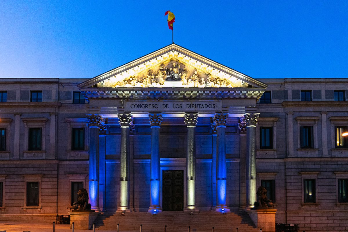 Congreso_Es's tweet photo. Esta noche la fachada del Congreso de los Diputados se ilumina de🔵 y ⚪con motivo del #EmergencyMedicineDay para visibilizar el trabajo de todos los profesionales del sector de urgencias y emergencias.

Gracias a todos los sanitarios 👩‍⚕️👨‍⚕️ por cuidar de nuestra salud.  @SEMES_ https://t.co/IwCJvDMMai