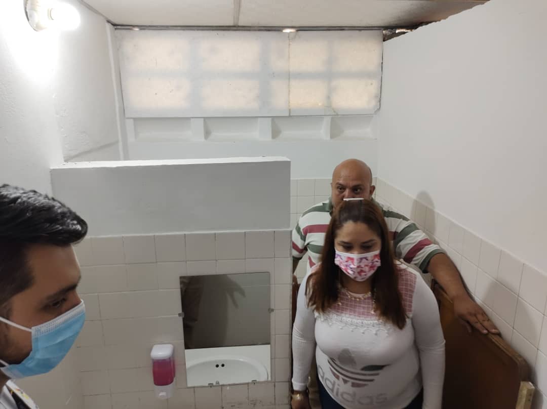 AndersonORomero's tweet photo. Ahora desde el #CEIAguasCalientes reinauguración de batería de baños, cocina y tanque Aéreo en compañía de nuestra jefa de @ZonaEducTachira @Berzabethg1 #MpioPedroMariaUreña @_LaAvanzadora @MPPEDUCACION @FreddyBernal @supervisionZET1 cerrando una semana exitosa @RosangelaOrozco https://t.co/Kp51i5S4Gq