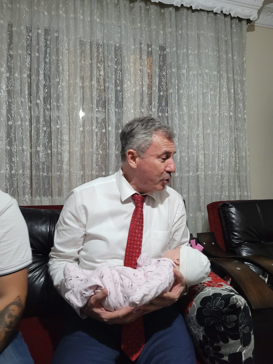 selcukozdag's tweet photo. Kula ilçe Başkanımız Sn.Atilla Özkaya kardeşimizin çok kısa bir zaman önce Asya ismini koyduğu bir evladı olmuştu.Hayırlı etmeye gittik.Allah analı babalı büyütsün i,acılarını göstermesin.Veliye meşrebli alim bir evlat olsun. https://t.co/kuY333gYgC