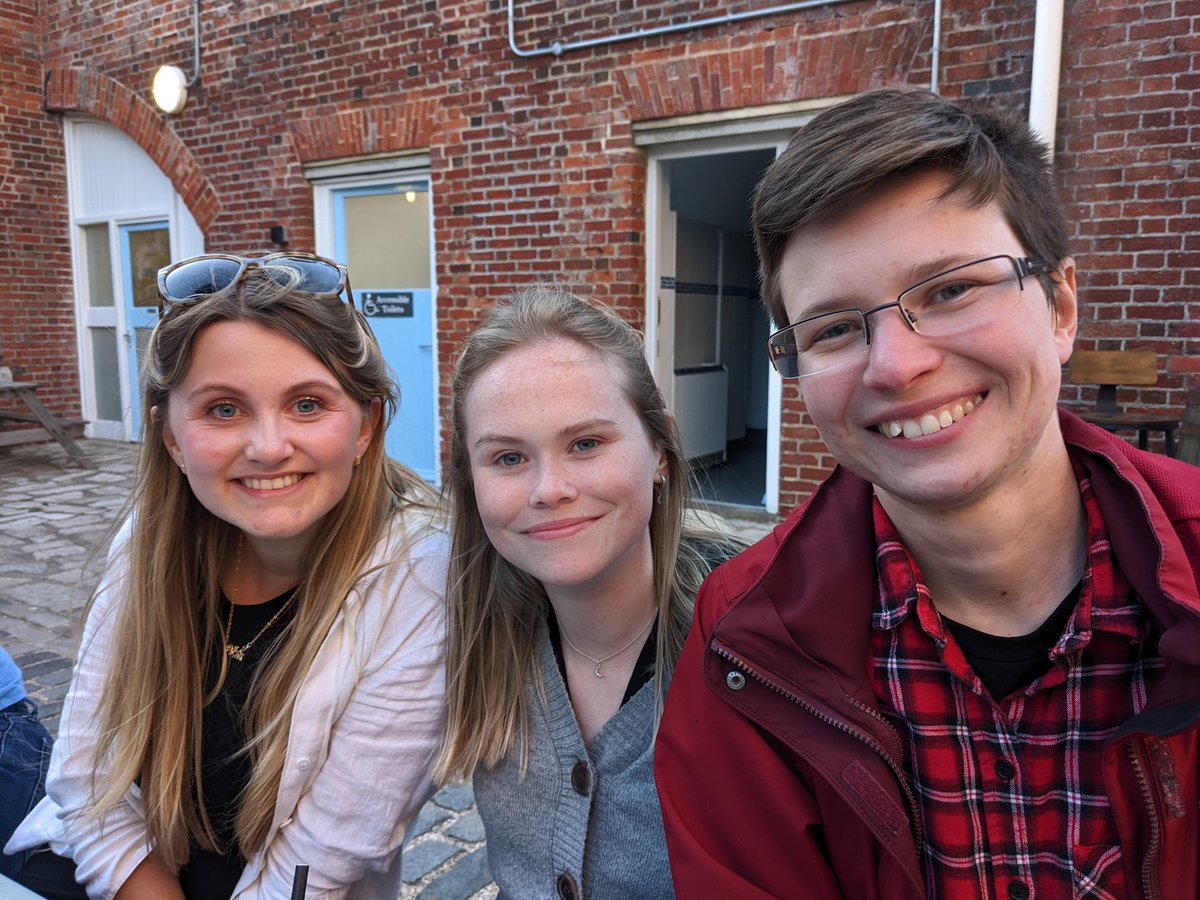 Last day of @JulietteCaverly @HannahBritton_ and Riley Smallman's placement with us. It's been a blast and we've all learnt so much about the osteology of raptors and corvids. @HE_Archaeology @Animal_Feeding