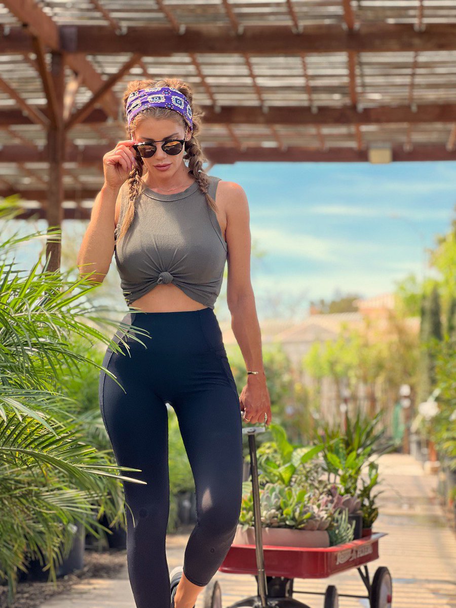 CrystalMcCahill.eth tweet media