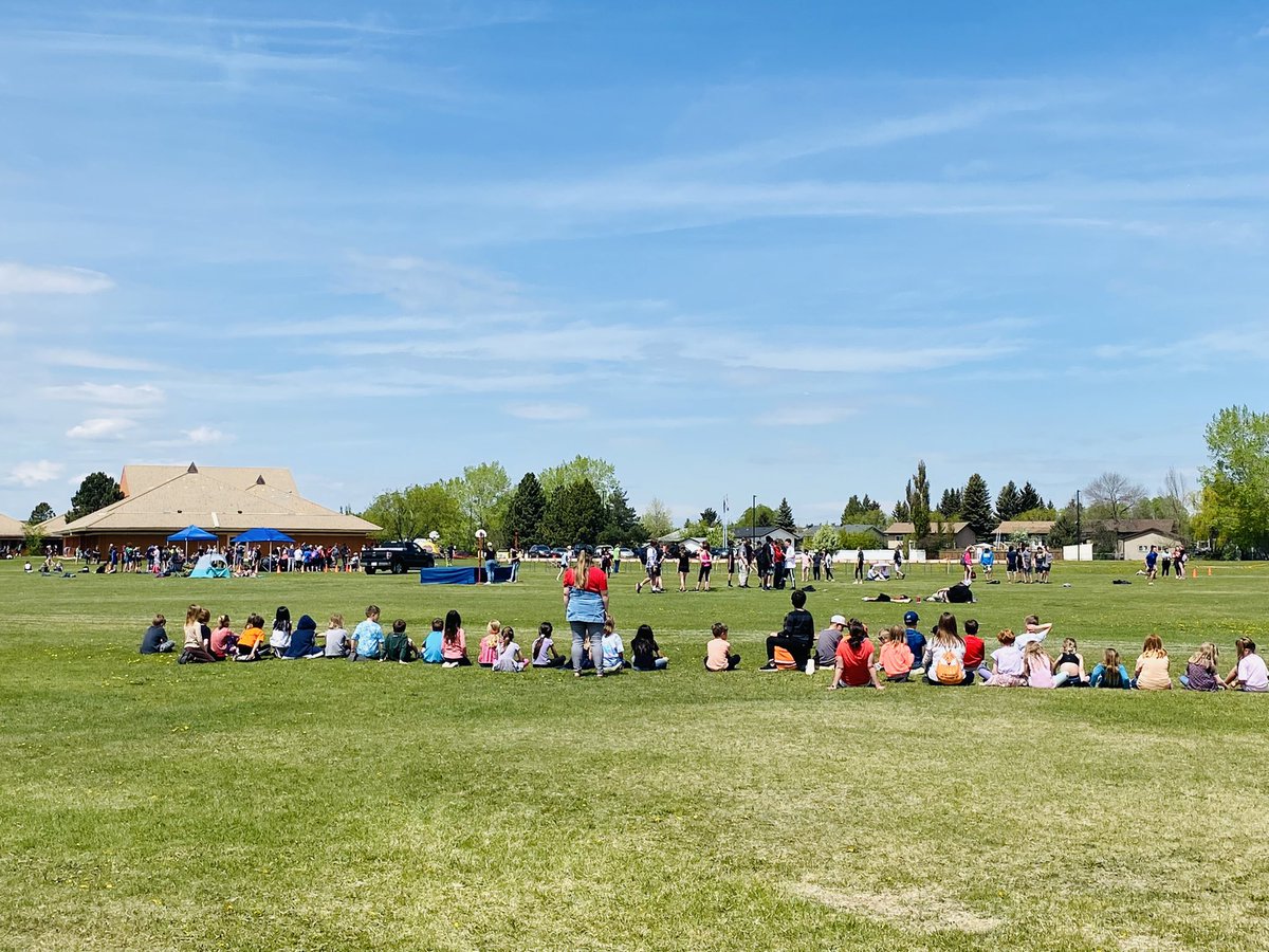 Students <a href="/EJSMSchool/">Ecole J S McCormick</a> being inspired by the big kids <a href="/Lacombejrhigh/">Lacombe Junior High</a>!!
#trackandfield #ejsmfitness