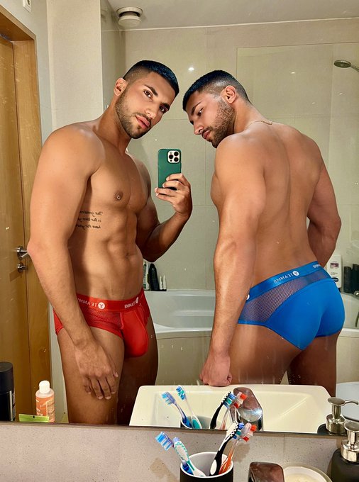 Toilet double selfie with my twin 😜😜  We did a hotter one for the only fans, have a look, you won&rsquo;t regret<a href="/tag/reetweet"class="tags"><span>#reetweet</span></a>