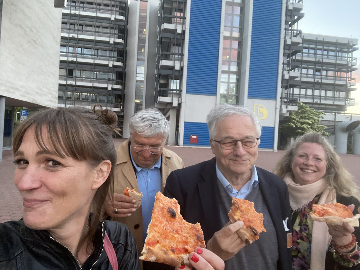 juliaschuetz_hh's tweet image. In Hamburg sagt man #Tschüss - #Springschool2022 @zebohagen @fernunihagen - erster Tag, die letzen Gäste! Und Pizza geht immer ✌🏻