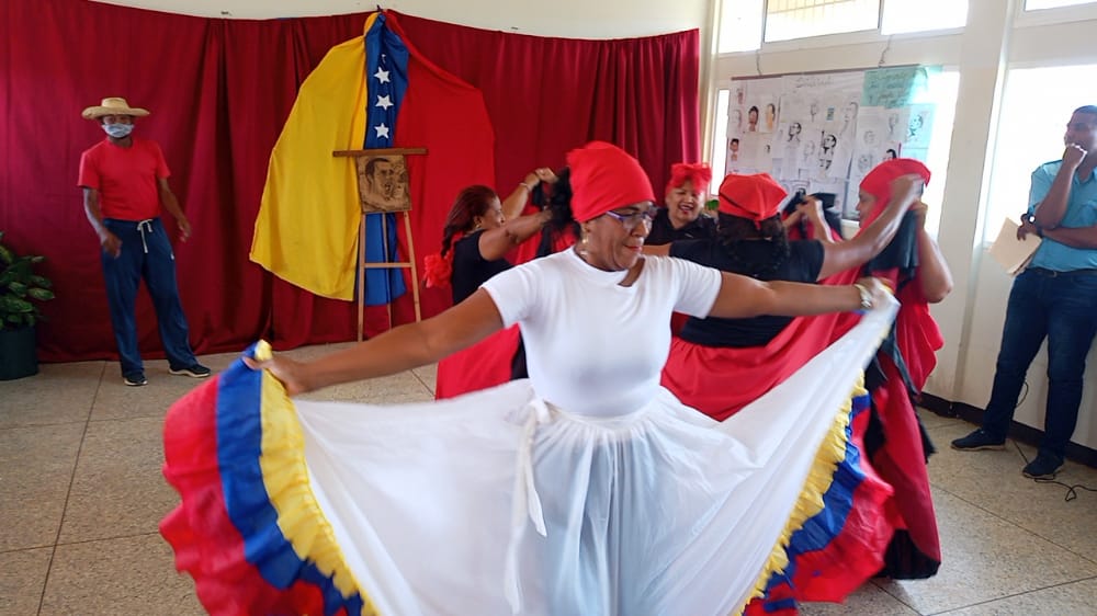 dgei_mppe's tweet photo. #26May Personal Administrativo y Obrero de la EPB *Josefa Venancia Camejo* Municipio Miranda #Falcón realizaron Baile tradicional Dramatizando la Negra Lorenza. @Falcon_Educa @interculzefal @MPPEDUCACION @_LaAvanzadora @WuikelmanAngelP @CulturaDgc @DGCPatrimonioy2 @elianyspalmar1 https://t.co/5R1DZBXjy6