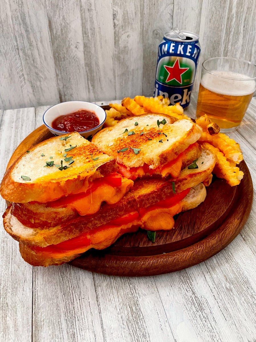 sunToTsuki's tweet photo. 🌞Grilled cheese, fries and cool libations🍺🌞

 #foodforthesoul #likemamamade #goodfood 
#foodie #food #grilledcheese #beer https://t.co/tN6lHzskzJ