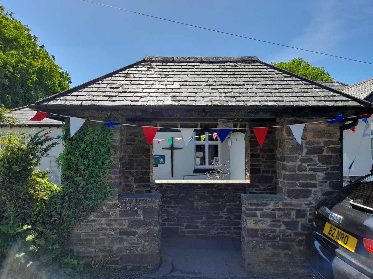 MeavySchool's tweet photo. A wonderful afternoon celebrating the Jubilee. Happy children, happy staff, blue skies and bunting. Just perfect. #Dartmoor #queensplatinumjubilee #littleschoolbigheart #Meavy @stchris_trust @CofEDevon https://t.co/VGMbNiLE2E