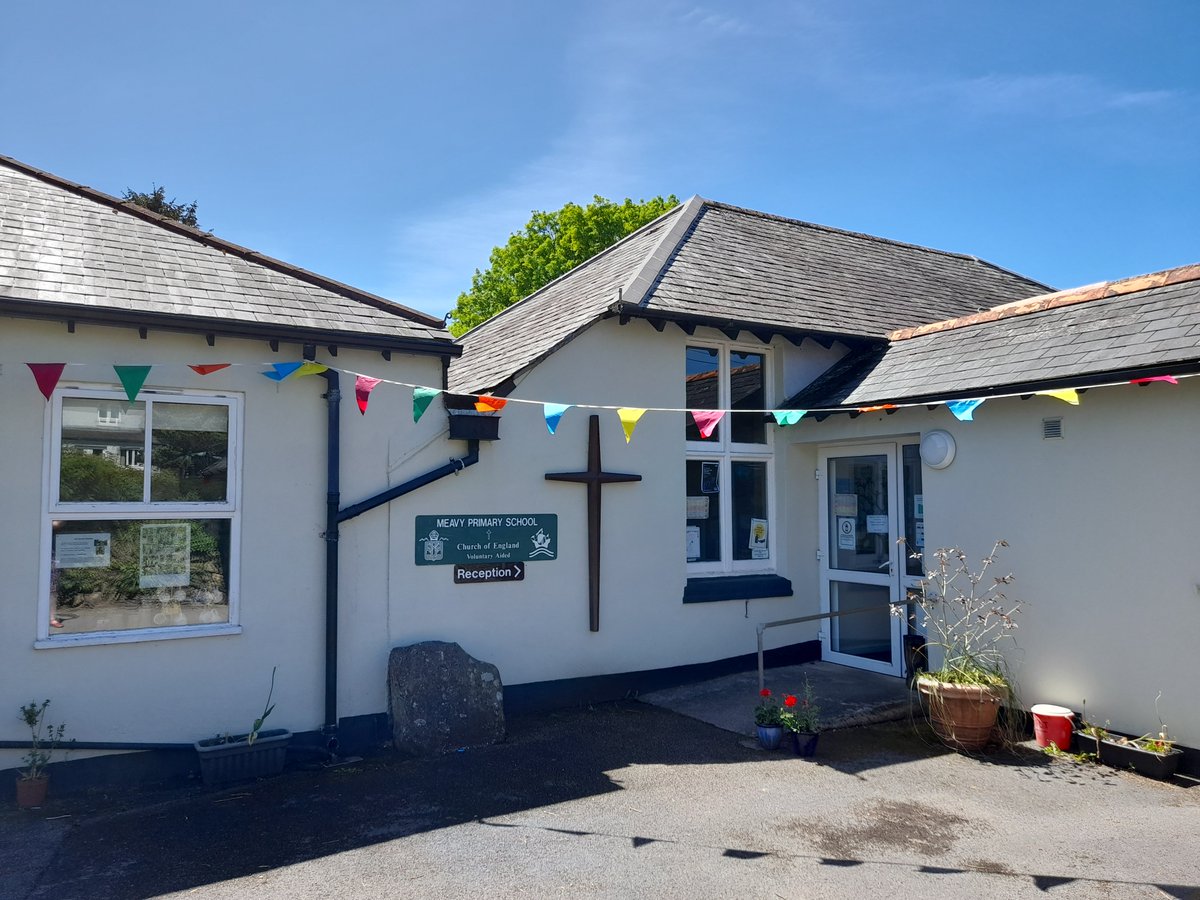 MeavySchool's tweet photo. A wonderful afternoon celebrating the Jubilee. Happy children, happy staff, blue skies and bunting. Just perfect. #Dartmoor #queensplatinumjubilee #littleschoolbigheart #Meavy @stchris_trust @CofEDevon https://t.co/VGMbNiLE2E