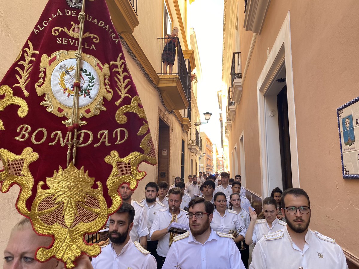 AMBondad's tweet photo. Concluye la Cruz de Mayo de @GJInmaculada por el centro de Sevilla. Agradecer el magnifico trato recibido. https://t.co/Ds8NXsiWUT