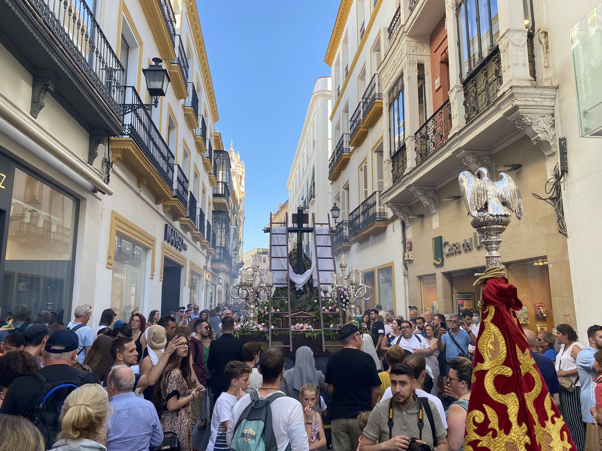 AMBondad's tweet photo. Concluye la Cruz de Mayo de @GJInmaculada por el centro de Sevilla. Agradecer el magnifico trato recibido. https://t.co/Ds8NXsiWUT