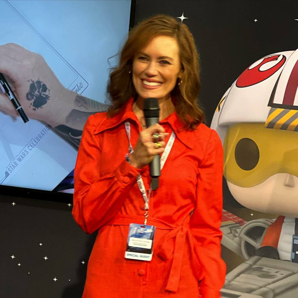 jayncoke's tweet photo. What a surprise!!! @bigeswallz made an appearance at the Funko booth!!!
#starwars #starwarscelebration #emilyswallow #themandalorian #thearmorer #funko #funkobooth #conventions https://t.co/n9wMWpt5Ls https://t.co/Ewiedbirgs