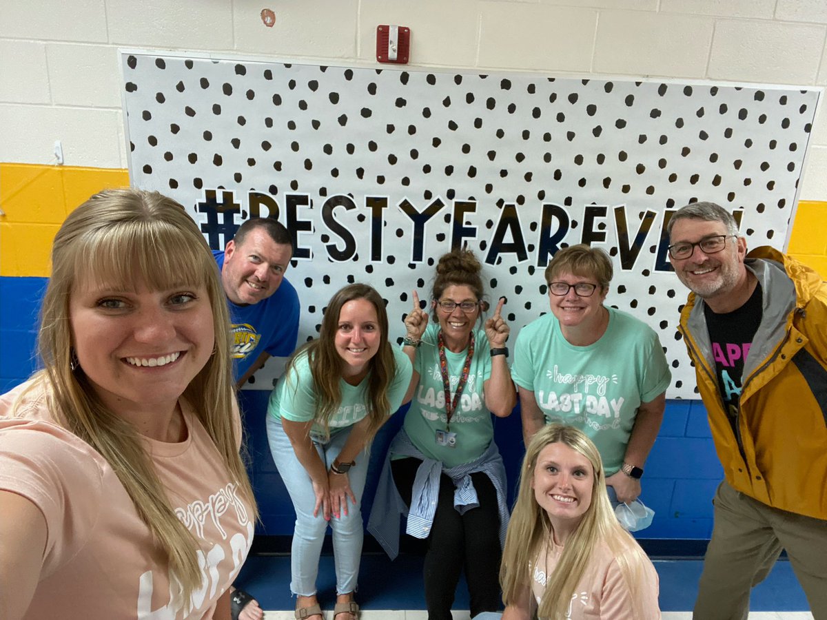 hrjberg's tweet photo. 💙⚡️ #fifthgradeteam #dfe #bestyearever @MrsHenderson44 @CorrieBurkhardt @MrsHowardDFE https://t.co/9xE0L21ctK