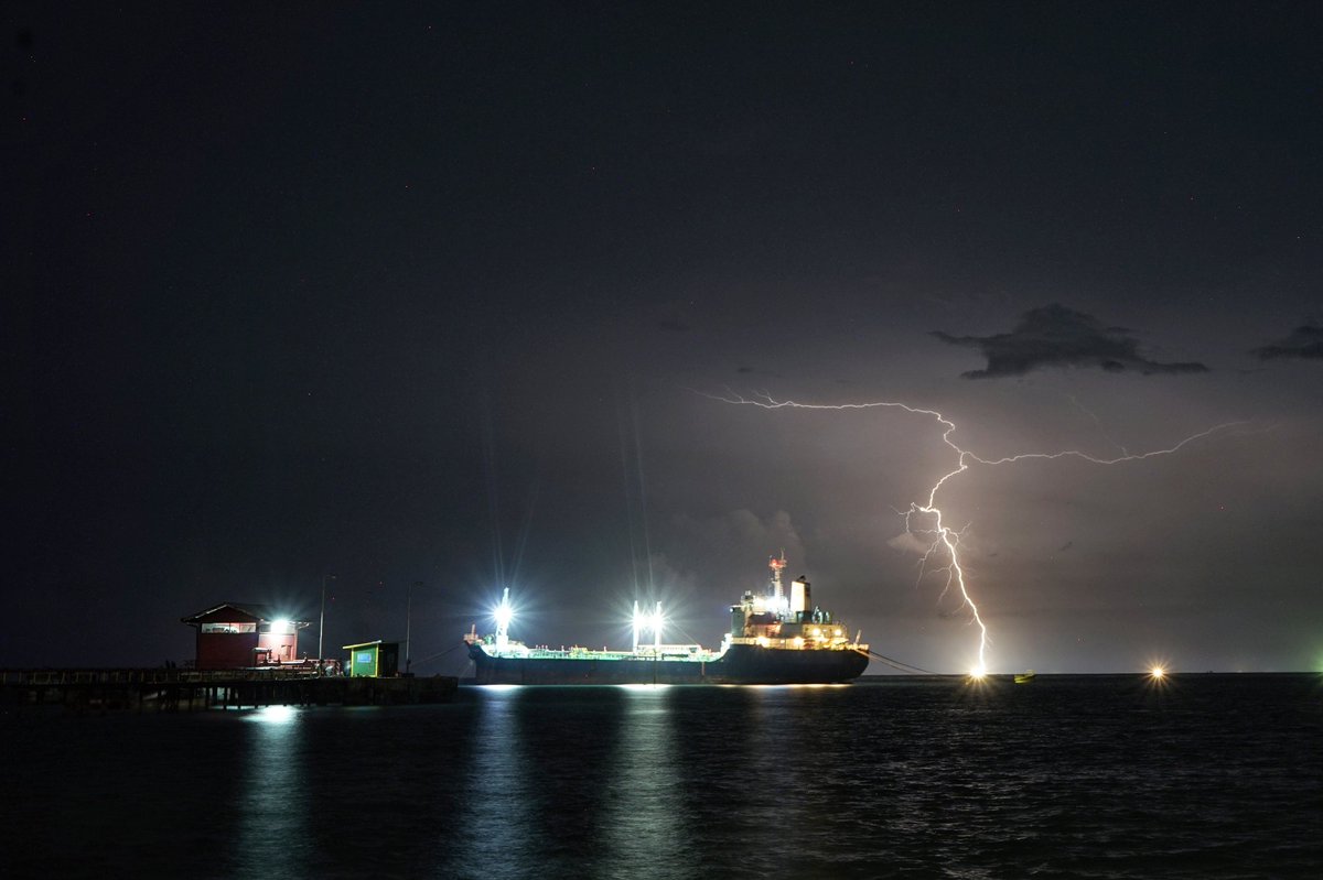azwar_ipank's tweet photo. thunderstorm strikes near the ship at night
Photo by @qzwar_ipank https://t.co/PzFZbbkGJt