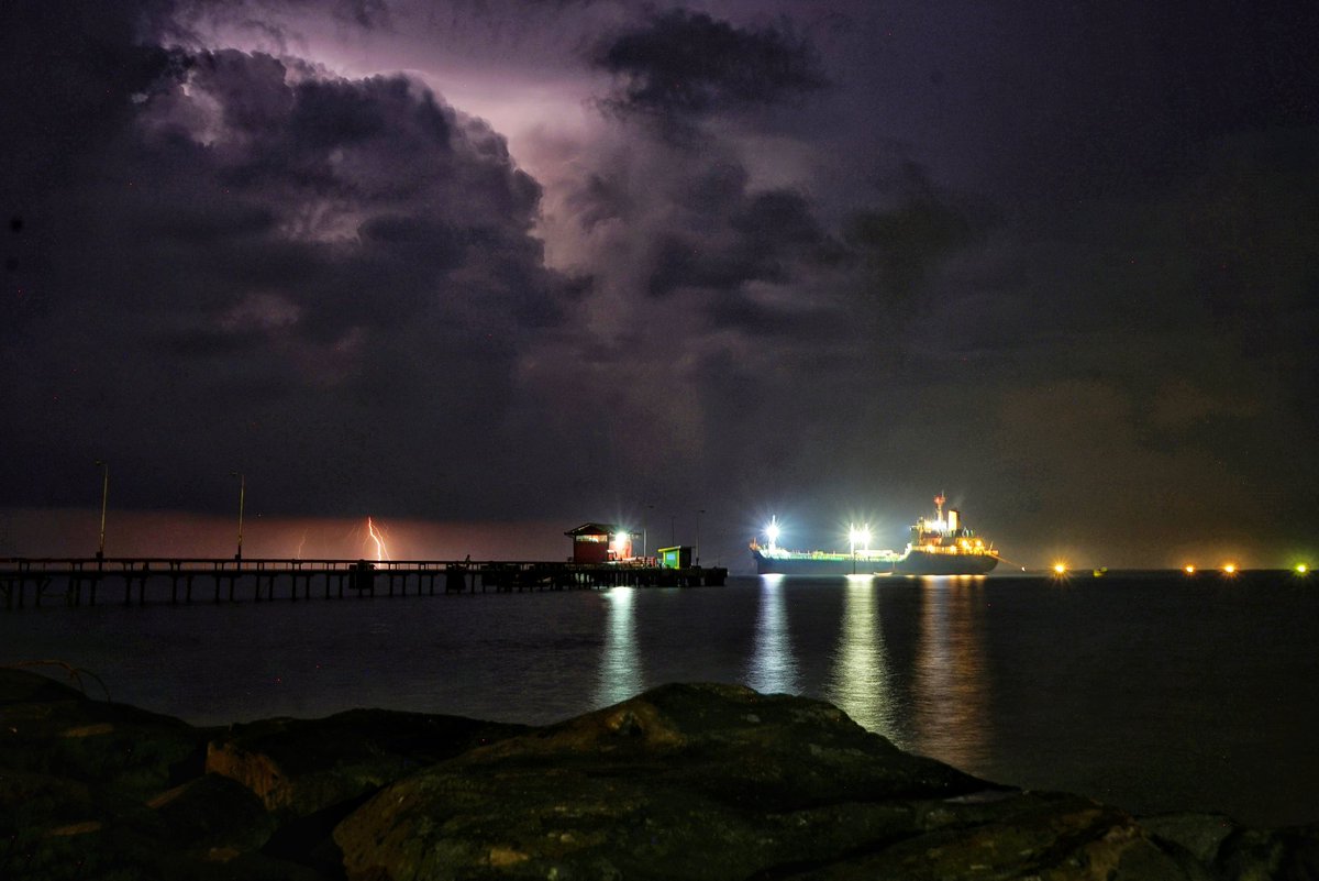 azwar_ipank's tweet photo. thunderstorm strikes near the ship at night
Photo by @qzwar_ipank https://t.co/PzFZbbkGJt
