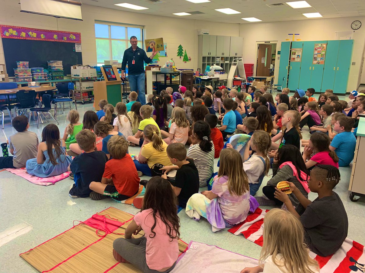 MsGraham_LME's tweet photo. We are so happy to have @LME_Principal read to us on our LAST day of Rockin’ Magic Readers 🤩📚 @LME_LaJoie @khansongr1 @TracyVoller #LMEmagic Yay, books! Yay, first graders!🤓 https://t.co/FjxohJhTrw