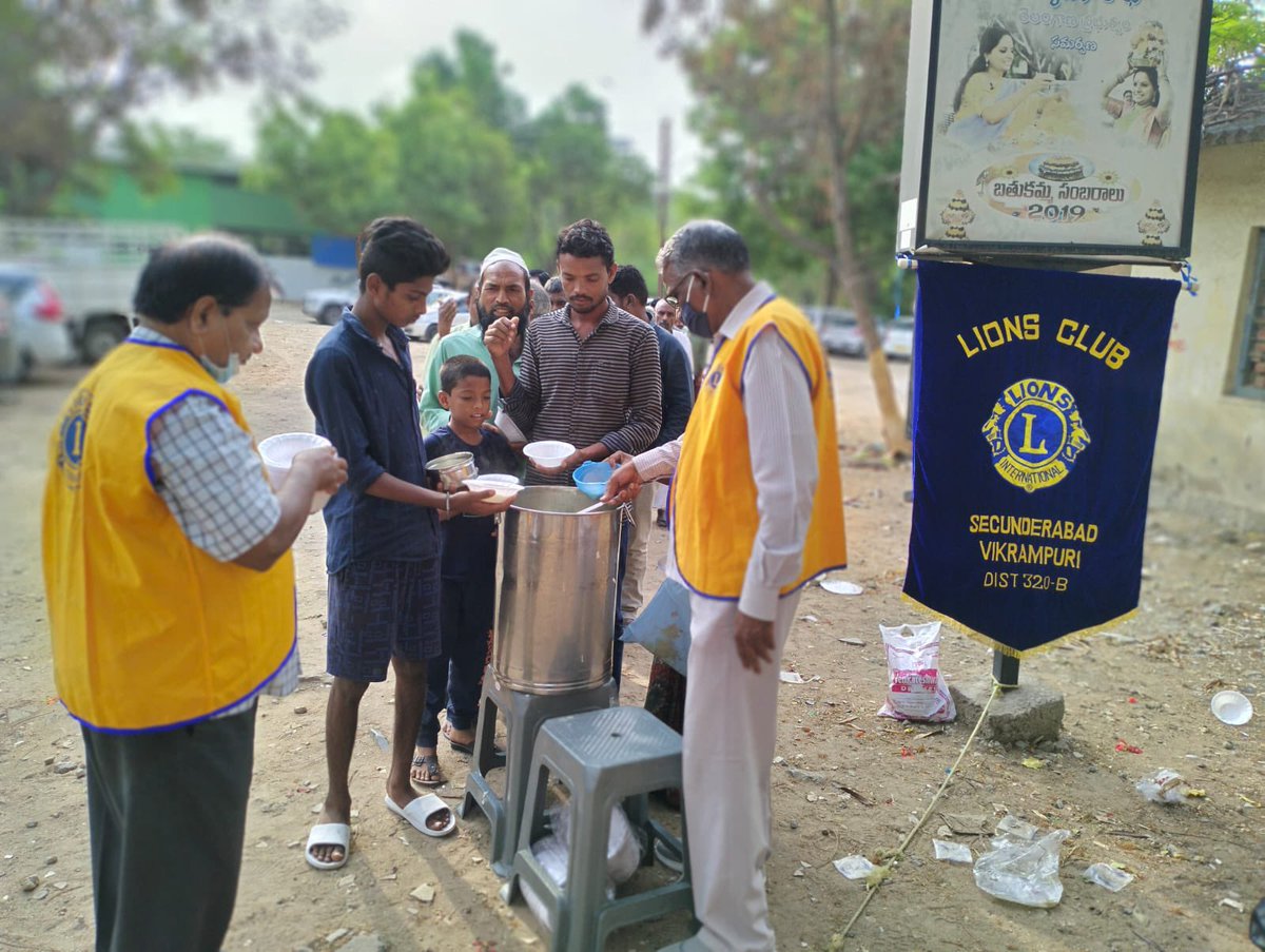 lcidistrict320b's tweet photo. LIONS CLUB OF SECUNDERABAD VIKRAMPURI ORGANISED HUNGER RELIEF PROGRAME TODAY 27.5.22 AT NIMS HOSPITAL (SERVED BREAKFAST) 
THIS PROGRAMME WAS SPONSORED BY LN  K.YADAVA REDDY  ON THE OCCASION OF HIS WEDDING ANNIVERSARY 
P.BALREDDY PRESIDENT OF THE CLUB
@lionsclubs  #WeServe https://t.co/4UJx8iVB3O